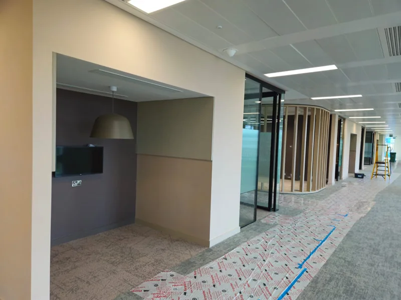 Room fronts and circulation space during the installation stage