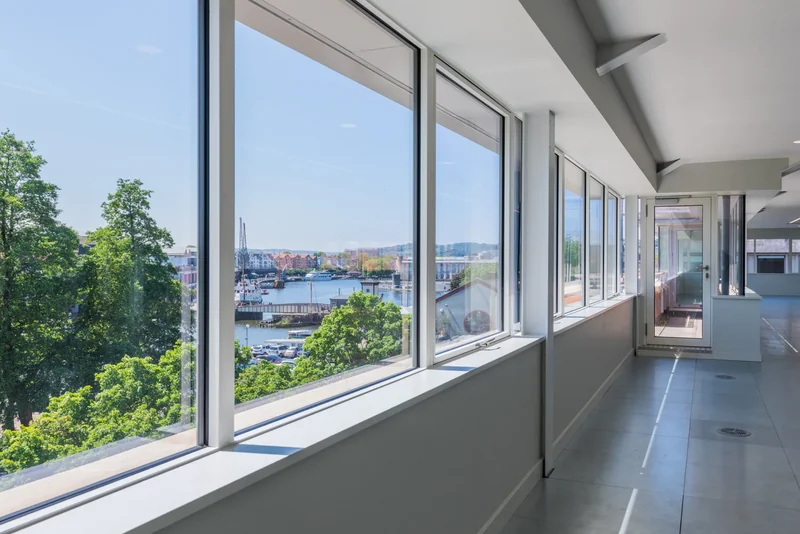 Ceiling and wall transitions along the window line